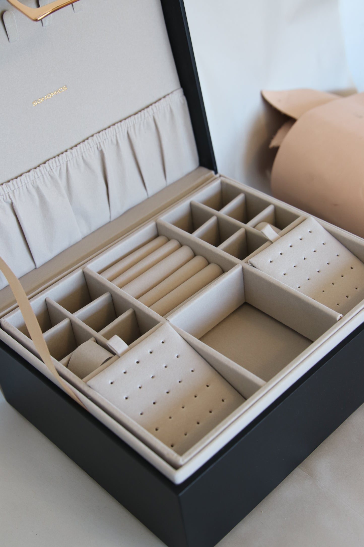 Tulip Jewelry Case